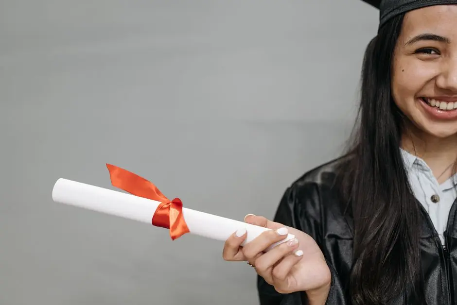 alt deskriptif Indonesia tentang mahasiswa menyiapkan dokumen beasiswa