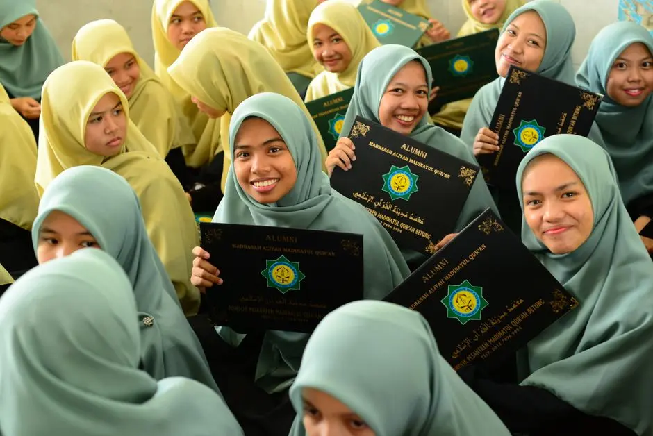 Ilustrasi beasiswa terdekat, mahasiswa membuka laptop dengan daftar beasiswa